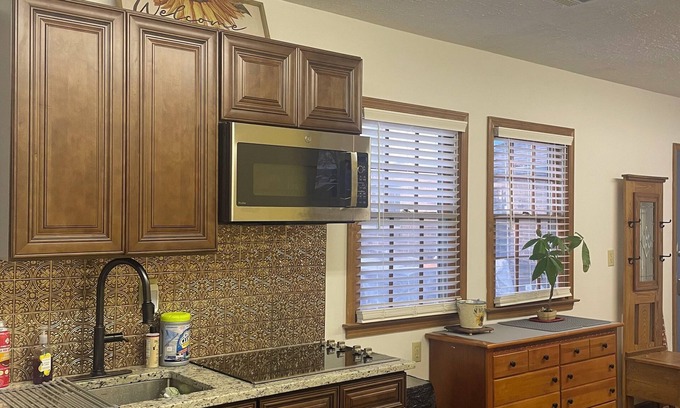 Lithonia Casa | Bungalow for 2 near all of metro Atlanta major events. 20 minutes from downtown.