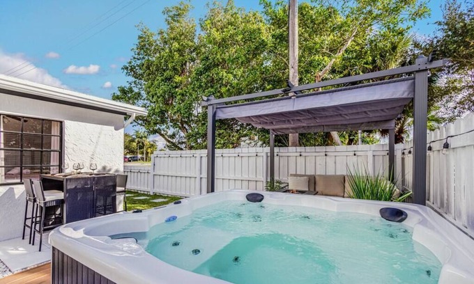 Jupiter Casa | Bungalow! Hot TUB! Games! 10 min to Beach!