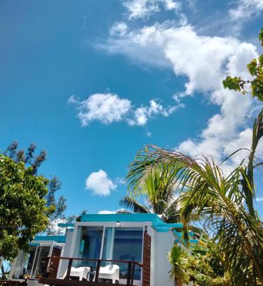 French Polynesia Casa | Bungalow les pieds ds l eau, La Maison Bleue