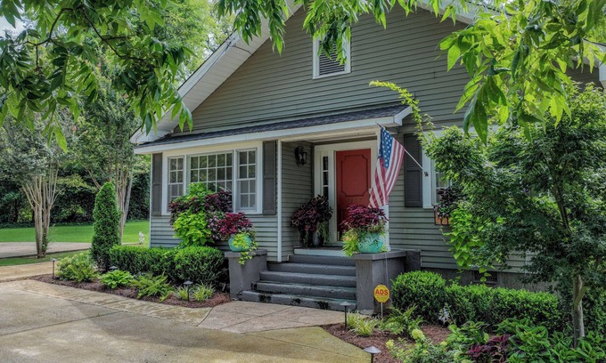 Northport Casa | Bungalow on Main - Book for Football Season!