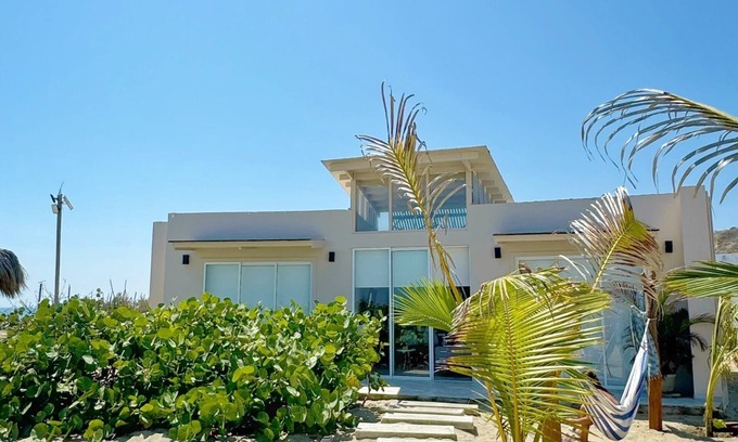 Punta Sal Casa | Bungalow en la playa frente al cálido y calmo mar de Canoas de Punta Sal