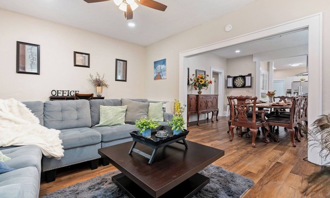 Birmingham Casa | Bungalow Retreat-Fire pit/Patio/Games/Relaxing Front Porch/Parking Spaces