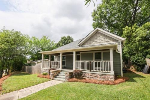 Villa Heights Casa | Bungalow & Tiny Guest House with Private Fenced Yard