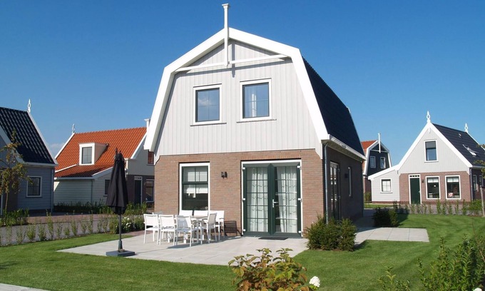 Uitdam Casa | Bungalow with 4 bedrooms, 2 bathrooms and a terrace