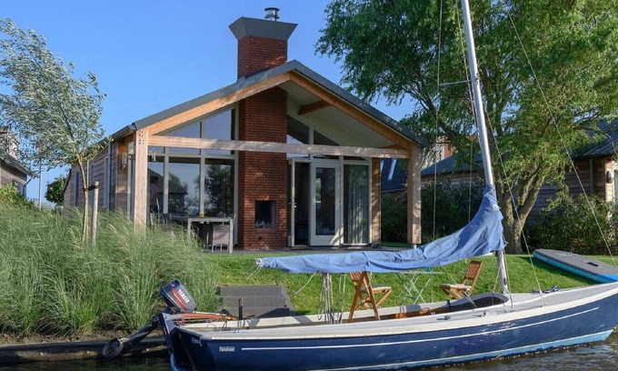 Akkrum Casa | Bungalow with a terrace near the Sneekermeer