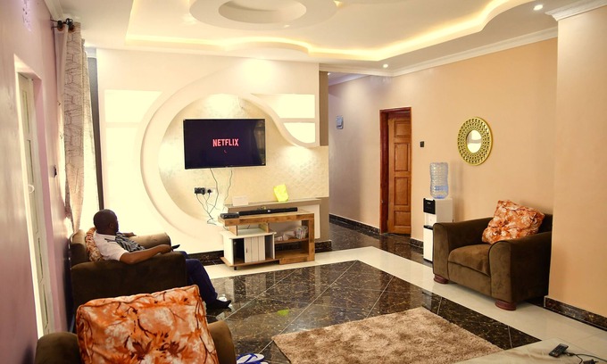 Bungoma Casa | Bungalow with lush garden on the highway