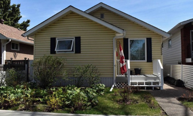Northeast Edmonton Casa | Bungalow with Outdoor Oasis and Gazebo