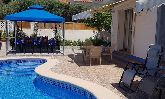 Bolnuevo Villa | Bungalow con piscina privada y jardín, vistas al mar y estacionamiento, internet, aire acondicionado