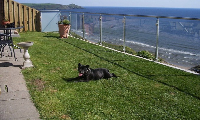 Freathy Casa | Bungalow con vistas espectaculares al mar, rodeado por un jardín con zonas de estar