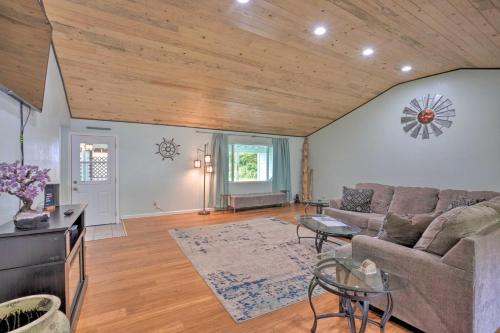 Smith River Casa | Bungalow with Wraparound Deck - 8 Mi to Brookings