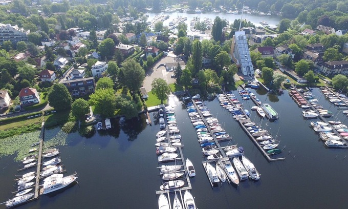 Wilhelmstadt Apartamento | Encantador apartamento en el sótano justo en el agua con vista al Scharfe Lanke
