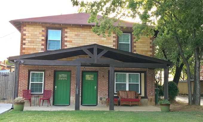 Central Arlington Casa | Bunk House on Elm en el área del casco antiguo de Arlington, a pie del estadio AT&T