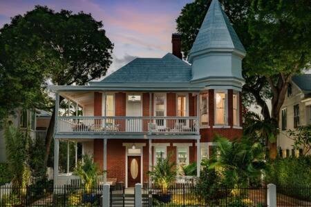 Historic Seaport Hotel | Bunk Room at the Grand Maloney