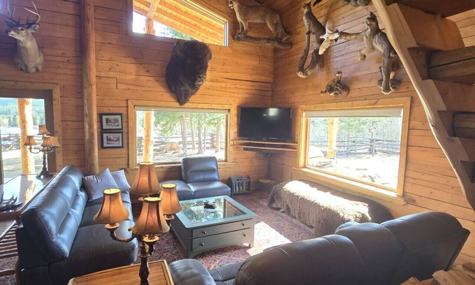 Buckinghorse River Cabina | Bunk Room at the Main Lodge with 4 bunks.