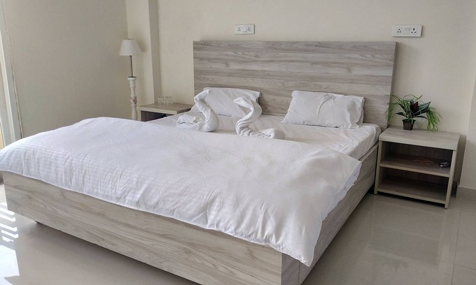 Dharamshala Cama Y Desayuno | Buntees Nest: Luxury Room with Mountain View