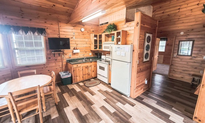 Chief Lake Complejo | Bur Oak Cabin- Cabin on the Chippewa Flowage within a Resort