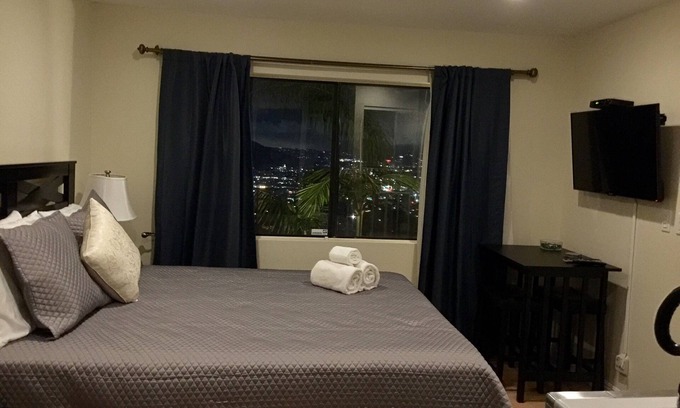 Burbank Apartamento | ¡Nueva suite de Burbank Hills con vistas a la ciudad y acceso al balcón!