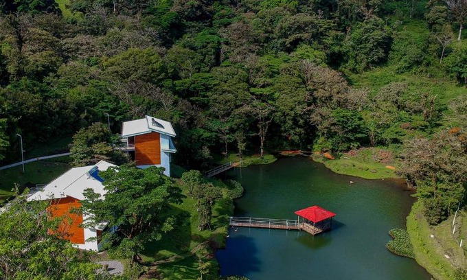 Quebrada Grande Hotel | Burbi Lake Lodge Monteverde