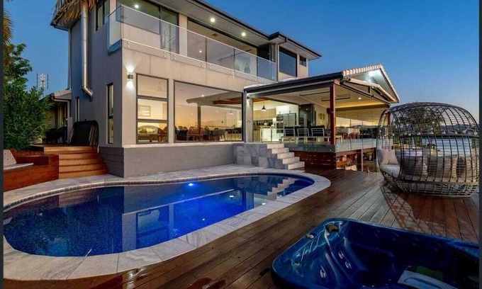 Burleigh Waters Casa | Burleigh waters beauty on lake, 5 minutes to the beach! family friendly
