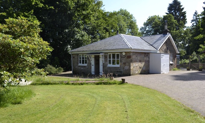 Arden Cabaña | Burnbeag Cottage at Auchendennan - sleeps 7 guests in 3 bedrooms