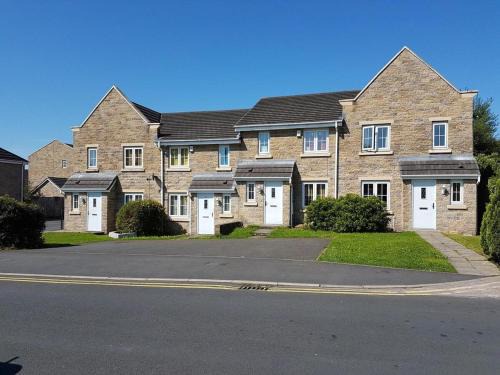 Burnley Casa | Burnley Entire House 4-Bedrooms-Sleeps 6-Driveway