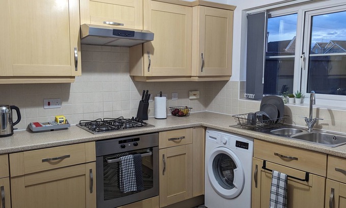 Burnley Casa | Burnley Entire House 4-bedrooms-sleeps 6-driveway