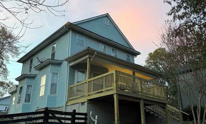 Burnside Casa | Burnside Boathouse – Cozy 5 Bedroom Lake Retreat Steps from Marina & Local Eats