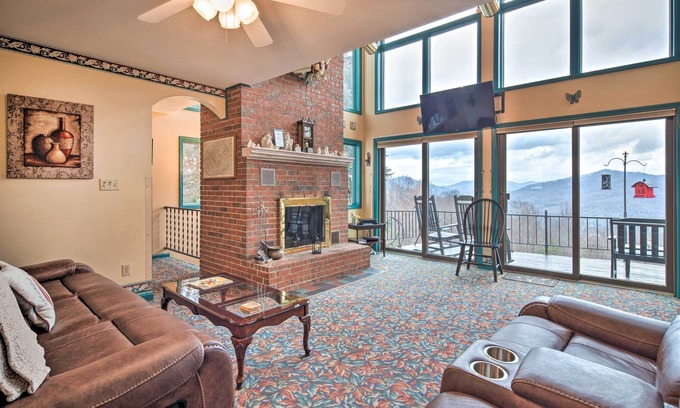 Burnsville Casa | Casa de Burnsville con terraza y vistas de 180 grados Mtn.