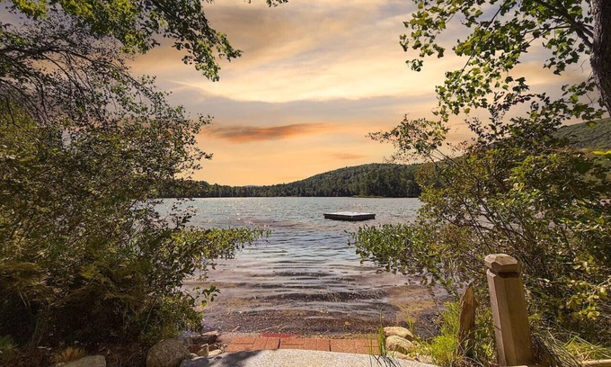 Brownfield Apartamento | Burnt Meadow House | Waterfront Custom Built Home