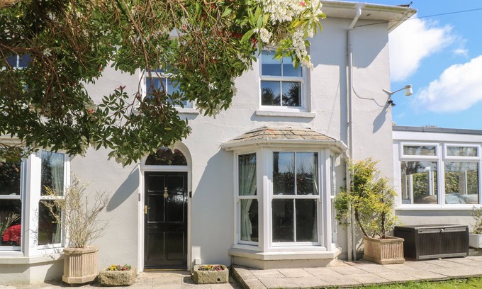 Tywardreath Cabaña | BURROW HOUSE, pet friendly, with open fire in Tywardreath