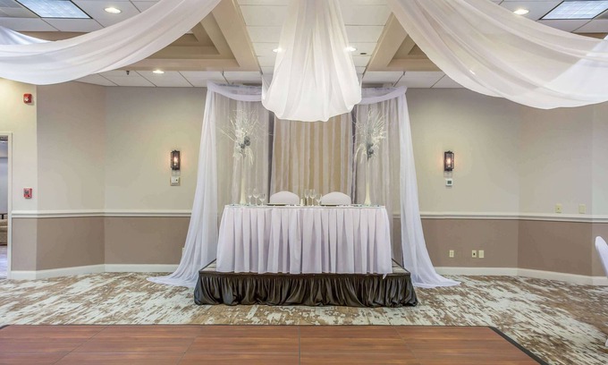 New Hartford Hotel | Burrstone Inn, Ascend Hotel Collection