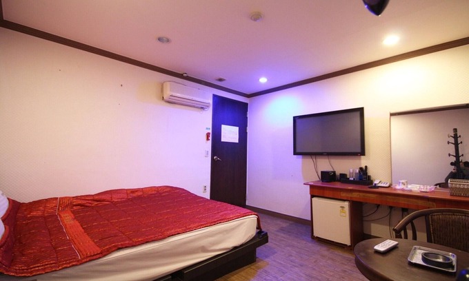 Dongnae District Hotel | Busan Oncheonjang Shine