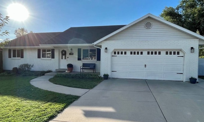 Lakeview Casa | Business in Front and Fun in the Back! Pets too!