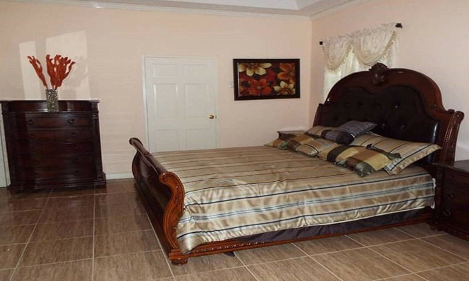 Spanish Town Casa | Alquiler de viajes de negocios / BPO Traing and Houseing Sleeps 14+