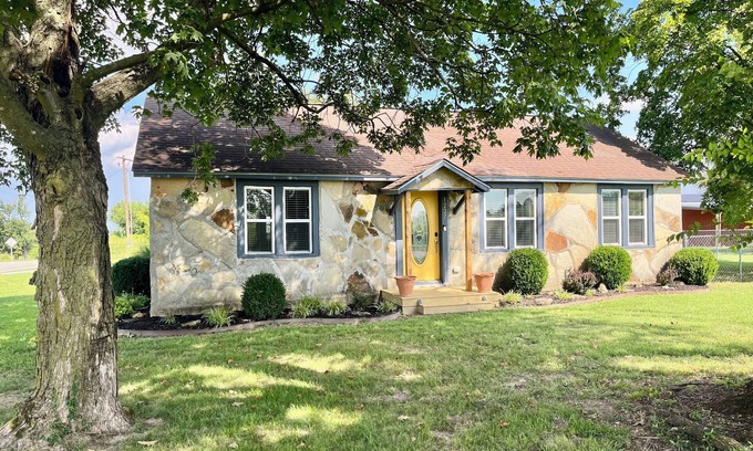 Highfill Casa | Buttercup Bungalow; charming 1925 "giraffe" country house 3 min from XNA