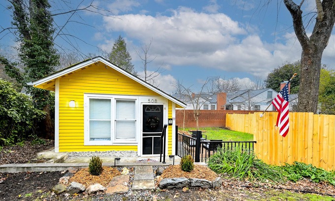 Hendersonville Cabaña | Buttercup Cottage close to downtown Hendersonville fully fenced all pets welcome