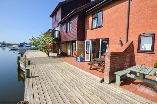 Horning Casa | Buttercup Lodge