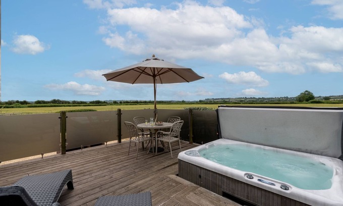 Cheddar Cabina | Buttercup lodge - sleeps 4/5 with hot tub & countryside views