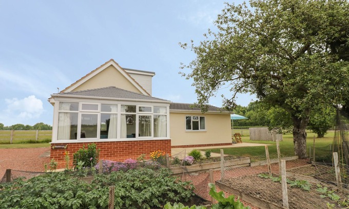 Flyford Flavell Cabaña | BUTTERCUPS AT MIDWAY, family friendly, with hot tub in Kington