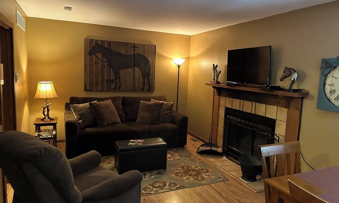 Laurelville Cabina | Button Buck sleeps 4, or rent all 4 for 20. Horseback riding across the Rd!