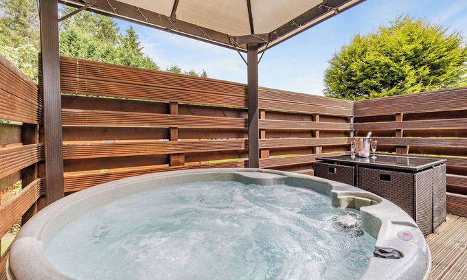 Longnor Casa | Buxton Lodge with hot tub