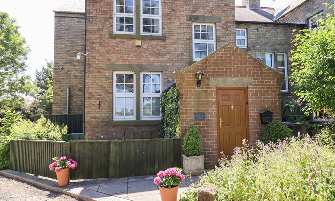 Morpeth Cabaña | BUZZARDS REST, family friendly, character holiday cottage in Morpeth