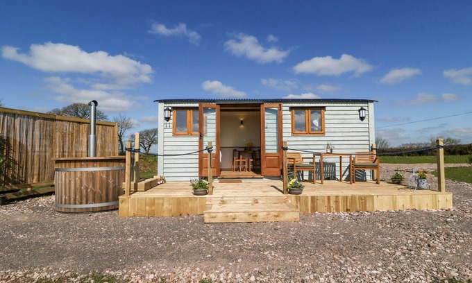 Crediton Cabaña | BUZZARDS, romantic, character holiday cottage in Morchard Bishop