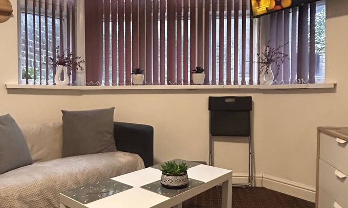 Huddersfield Apartamento | Confortable-Estudio-Baño con ducha-Free Private Parking