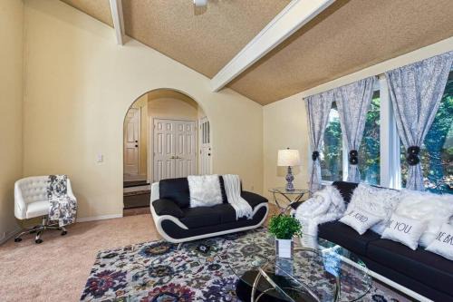 Cougar Mountain Casa | BV1-CASTLE VILLA-convenient n comfortable!