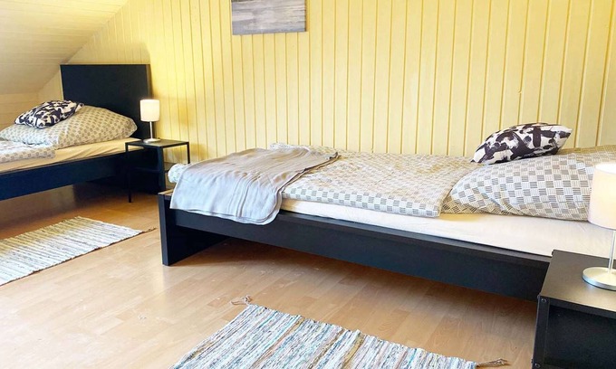 Feldstetten Apartamento | BW28 4 room holiday apartment in Laichingen-Feldstetten with WiFi and TV