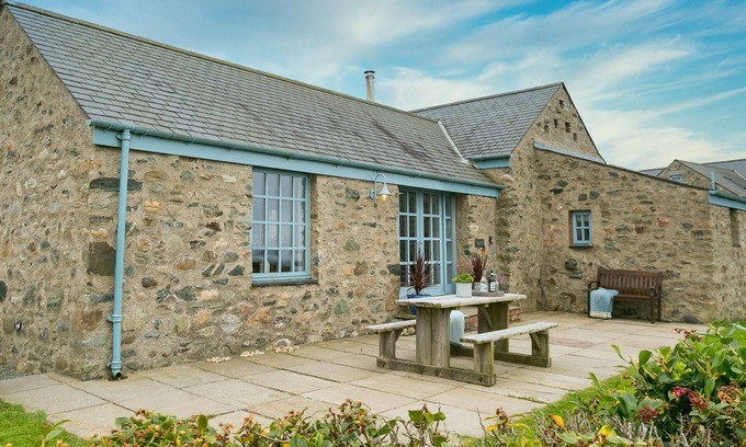 Llanfaethlu Cabaña | Bwthyn Angor - a coastal that sleeps 4 guests in 2 bedrooms