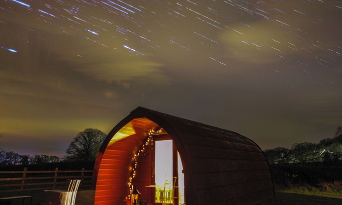 Bethania Cabaña | BWTHYN BACH BREFI, romantic, with hot tub in Llanddewi-Brefi