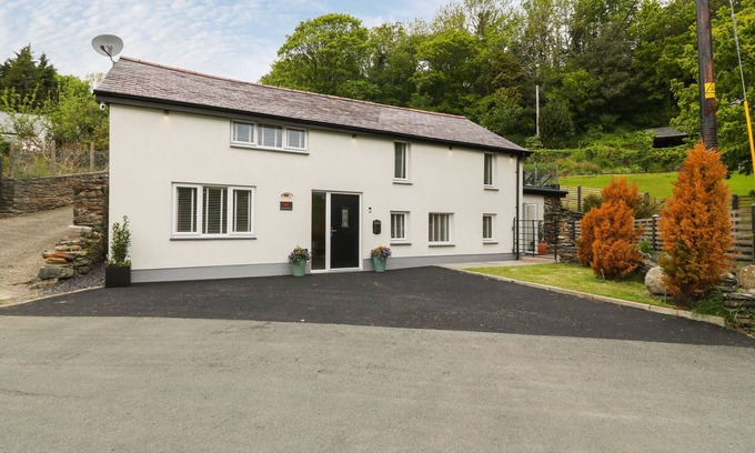 Penrhyndeudraeth Cabaña | BWTHYN BACH GWYN, pet friendly, with hot tub in Penrhyndeudraeth