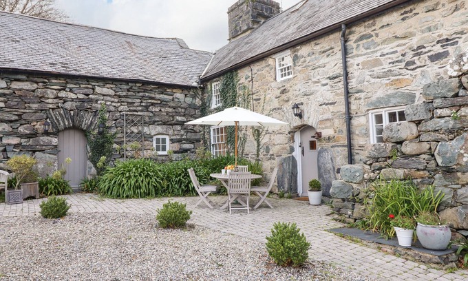 Llanfair Cabaña | BWTHYN CANOL, family friendly, country holiday cottage in Llanfair